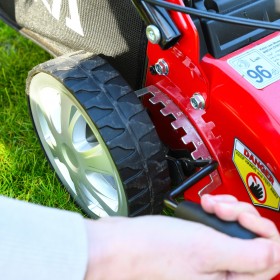 Cobra M40CVX 16" Cobra Powered Lawnmower with Vortex Airflow System